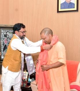 Nirahua meets Yogi, gifts him statue of Lord Ram | Nirahua meets Yogi, gifts him statue of Lord Ram