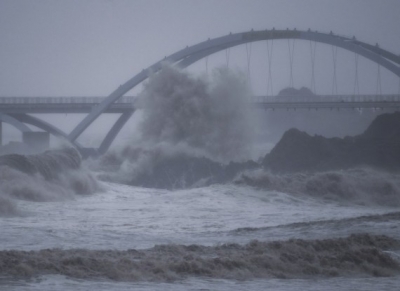 Typhoon Mulan makes landfall in China | Typhoon Mulan makes landfall in China