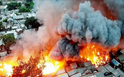 Massive fire rips through B'desh slum | Massive fire rips through B'desh slum