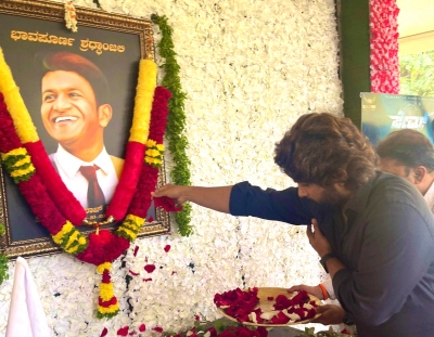 Allu Arjun meets Puneeth Rajkumar's family to pay his homage | Allu Arjun meets Puneeth Rajkumar's family to pay his homage Allu Arjun meets Puneeth Rajkumar's family to pay his homage | Allu Arjun meets Puneeth Rajkumar's family to pay his homage