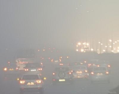 Delhiites wake up to cold, foggy morning | Delhiites wake up to cold, foggy morning Delhiites wake up to cold, foggy morning | Delhiites wake up to cold, foggy morning