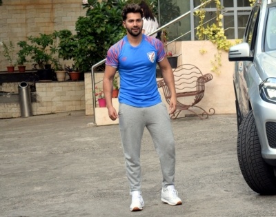 Varun Dhawan grooves to 'Tum to thehre pardesi' in gym | Varun Dhawan grooves to 'Tum to thehre pardesi' in gym