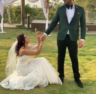 Paras, Mahira get fans excited with bridal photo-op | Paras, Mahira get fans excited with bridal photo-op Paras, Mahira get fans excited with bridal photo-op | Paras, Mahira get fans excited with bridal photo-op