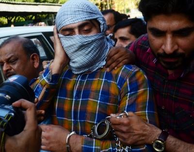 Shahrukh, who pointed gun at Delhi cop, sent to police custody | Shahrukh, who pointed gun at Delhi cop, sent to police custody