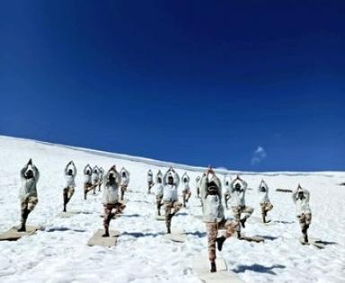 ITBP personnel perform yoga at 15,000 feet in snow-capped Himalayas | ITBP personnel perform yoga at 15,000 feet in snow-capped Himalayas