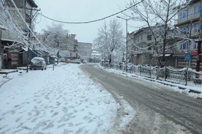 Heavy snowfall cuts off Kashmir from rest of country | Heavy snowfall cuts off Kashmir from rest of country