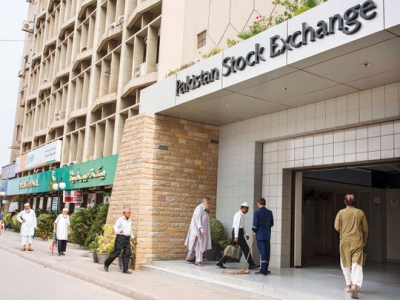 Pakistan stocks fall as clashes between PTI protesters and police dampen sentiment | Pakistan stocks fall as clashes between PTI protesters and police dampen sentiment