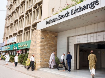 Pakistan Stock Exchange witnesses sharp decline amid growing tensions at LoC | Pakistan Stock Exchange witnesses sharp decline amid growing tensions at LoC Pakistan Stock Exchange witnesses sharp decline amid growing tensions at LoC | Pakistan Stock Exchange witnesses sharp decline amid growing tensions at LoC