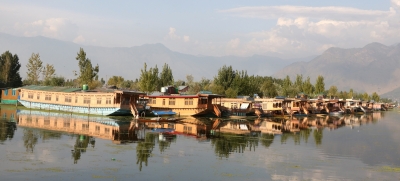 J&K provides relief to houseboat owners, shikarawalas | J&K provides relief to houseboat owners, shikarawalas
