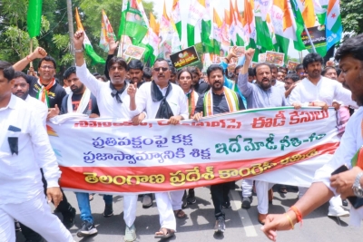 Cong takes out huge rally in Hyderabad in support of Sonia | Cong takes out huge rally in Hyderabad in support of Sonia