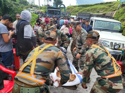 Tourists stranded in Sikkim due to heavy rainfall, 2K rescued by Army | Tourists stranded in Sikkim due to heavy rainfall, 2K rescued by Army