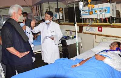 J&K LG meets injured Amarnath pilgrims at Srinagar Hospital | J&K LG meets injured Amarnath pilgrims at Srinagar Hospital