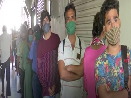 Kin of COVID-19 patients stand in long queue outside store in Mumbai's Ghatkopar for Remdesivir doses | Kin of COVID-19 patients stand in long queue outside store in Mumbai's Ghatkopar for Remdesivir doses