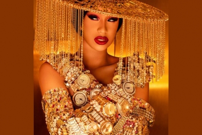 Cardi B throws mike from stage as fans throw drinks on her | Cardi B throws mike from stage as fans throw drinks on her Cardi B throws mike from stage as fans throw drinks on her | Cardi B throws mike from stage as fans throw drinks on her
