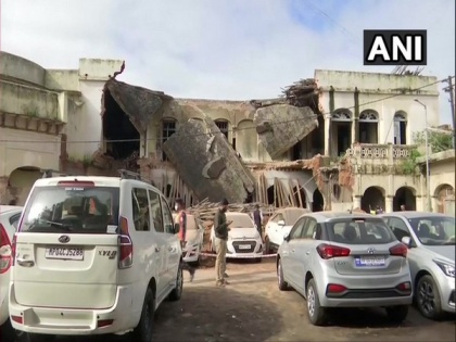 Building collapses in Bhopal, several vehicles damaged | Building collapses in Bhopal, several vehicles damaged