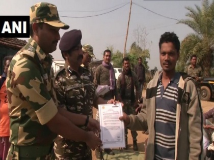 Police distributes 3,000 caste certificates to tribals under 'Project Pragati' in Gadchiroli | Police distributes 3,000 caste certificates to tribals under 'Project Pragati' in Gadchiroli