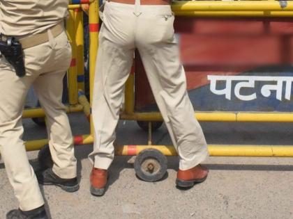 Four Patna cops steal goods from mall, video goes viral | Four Patna cops steal goods from mall, video goes viral Four Patna cops steal goods from mall, video goes viral | Four Patna cops steal goods from mall, video goes viral