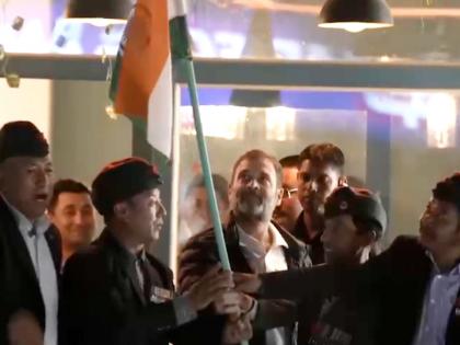 Rahul Gandhi visits Leh market with army veterans | Rahul Gandhi visits Leh market with army veterans Rahul Gandhi visits Leh market with army veterans | Rahul Gandhi visits Leh market with army veterans