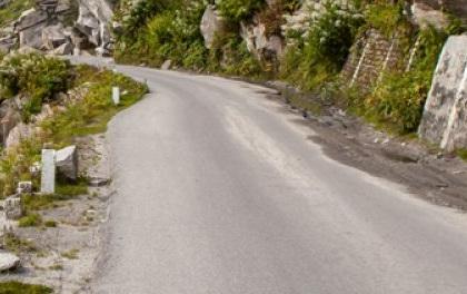 Close shave for passengers as rocks fall on bus in Himachal | Close shave for passengers as rocks fall on bus in Himachal Close shave for passengers as rocks fall on bus in Himachal | Close shave for passengers as rocks fall on bus in Himachal