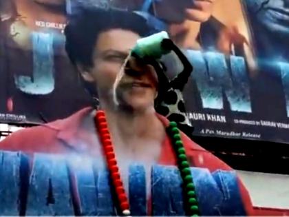SRK fans pour milk on his ‘Jawan’ cut-out in Hyderabad theatre, say ‘Shah Rukh zindabad' | SRK fans pour milk on his ‘Jawan’ cut-out in Hyderabad theatre, say ‘Shah Rukh zindabad'