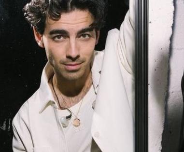 Joe Jonas seen performing on stage without wedding ring for first time | Joe Jonas seen performing on stage without wedding ring for first time Joe Jonas seen performing on stage without wedding ring for first time | Joe Jonas seen performing on stage without wedding ring for first time