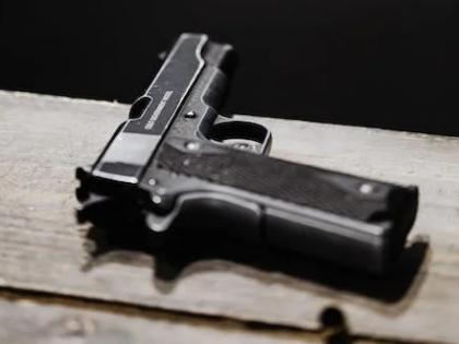 Person caught with stolen licensed pistol in J&K's Srinagar | Person caught with stolen licensed pistol in J&K's Srinagar Person caught with stolen licensed pistol in J&K's Srinagar | Person caught with stolen licensed pistol in J&K's Srinagar