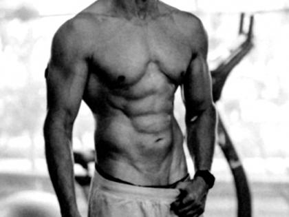 Hrithik Roshan goes shirtless and flaunts his washboard abs, Saba Azad reacts | Hrithik Roshan goes shirtless and flaunts his washboard abs, Saba Azad reacts Hrithik Roshan goes shirtless and flaunts his washboard abs, Saba Azad reacts | Hrithik Roshan goes shirtless and flaunts his washboard abs, Saba Azad reacts