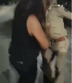 Drunk woman clashes with cops in Vadodara | Drunk woman clashes with cops in Vadodara Drunk woman clashes with cops in Vadodara | Drunk woman clashes with cops in Vadodara
