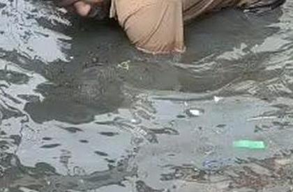 TN sanitary worker cleans sewage with bare hands, officials issued show cause notices | TN sanitary worker cleans sewage with bare hands, officials issued show cause notices TN sanitary worker cleans sewage with bare hands, officials issued show cause notices | TN sanitary worker cleans sewage with bare hands, officials issued show cause notices