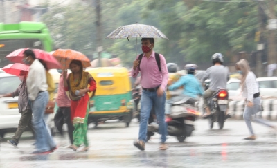 Delhi Fire Dept receiving strange 'oil rain' calls from all over city | Delhi Fire Dept receiving strange 'oil rain' calls from all over city Delhi Fire Dept receiving strange 'oil rain' calls from all over city | Delhi Fire Dept receiving strange 'oil rain' calls from all over city