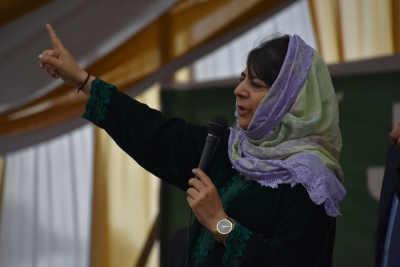 Mehbooba Mufti alleges being detained at her residence | Mehbooba Mufti alleges being detained at her residence