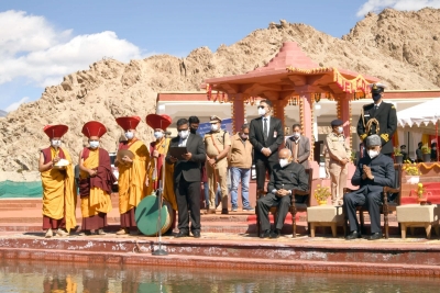President performs Sindhu Darshan puja near Leh | President performs Sindhu Darshan puja near Leh