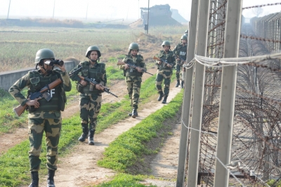 Two intruders apprehended along LoC in J&K's Poonch | Two intruders apprehended along LoC in J&K's Poonch