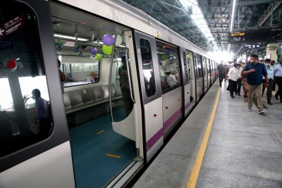 Woman jumps on Bengaluru Metro track to retrieve dropped phone | Woman jumps on Bengaluru Metro track to retrieve dropped phone