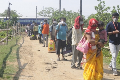 No 'faith' in govt, migrants opt for long walk home from Maha | No 'faith' in govt, migrants opt for long walk home from Maha