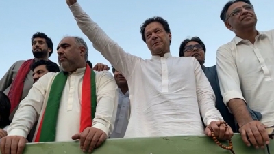 Imran begins long march with guns aimed at ISI chief | Imran begins long march with guns aimed at ISI chief