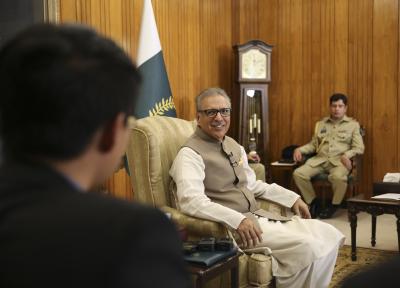 Pak ministers warn Alvi not to turn President House into blackmailing den | Pak ministers warn Alvi not to turn President House into blackmailing den