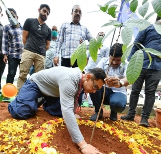 Aamir Khan takes part in 'Green India Challenge' | Aamir Khan takes part in 'Green India Challenge'