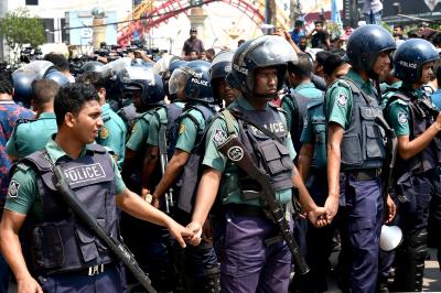 Protest by students causes traffic chaos in Dhaka | Protest by students causes traffic chaos in Dhaka Protest by students causes traffic chaos in Dhaka | Protest by students causes traffic chaos in Dhaka
