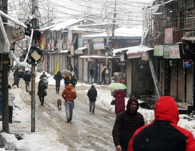 After two days of rain & snow weather improves in Kashmir | After two days of rain & snow weather improves in Kashmir