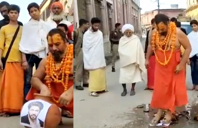 Ayodhya seer performs 'tehraveen' of Shah Rukh Khan | Ayodhya seer performs 'tehraveen' of Shah Rukh Khan Ayodhya seer performs 'tehraveen' of Shah Rukh Khan | Ayodhya seer performs 'tehraveen' of Shah Rukh Khan