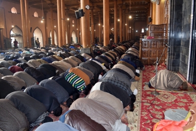 Friday prayers end peacefully in J&K, mobile phone services being restored | Friday prayers end peacefully in J&K, mobile phone services being restored