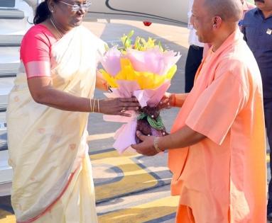 Draupadi Murmu arrives in Lucknow to a warm welcome | Draupadi Murmu arrives in Lucknow to a warm welcome