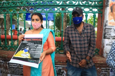 Kerala couple protest before Secretariat for 'missing' baby | Kerala couple protest before Secretariat for 'missing' baby