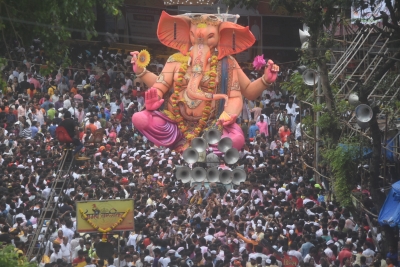 Corona shrinks Mumbai's famed gigantic Ganesh idols | Corona shrinks Mumbai's famed gigantic Ganesh idols