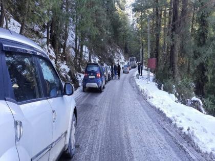 Cars skidding on ice covered roads cause traffic jams in Shimla | Cars skidding on ice covered roads cause traffic jams in Shimla