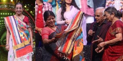 'Indian Idol 13' contestant gifts sari to Pyarelal's wife | 'Indian Idol 13' contestant gifts sari to Pyarelal's wife