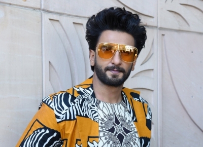 Ranveer wears a pearl neck piece, netizens wonder if it is Deepika's | Ranveer wears a pearl neck piece, netizens wonder if it is Deepika's Ranveer wears a pearl neck piece, netizens wonder if it is Deepika's | Ranveer wears a pearl neck piece, netizens wonder if it is Deepika's
