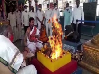 Cong leader Hanumantha Rao conducts 'Chandi Yagam' for well being of people amid pandemic | Cong leader Hanumantha Rao conducts 'Chandi Yagam' for well being of people amid pandemic