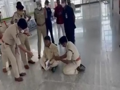 Chandrababu Naidu detained at airport, stages sit-in protest against police behaviour | Chandrababu Naidu detained at airport, stages sit-in protest against police behaviour